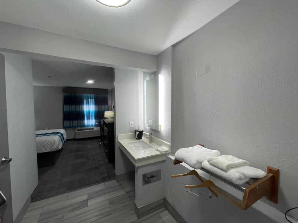 La Quinta Inn By Wyndham Indianapolis Airport Executive Dr Экстерьер фото