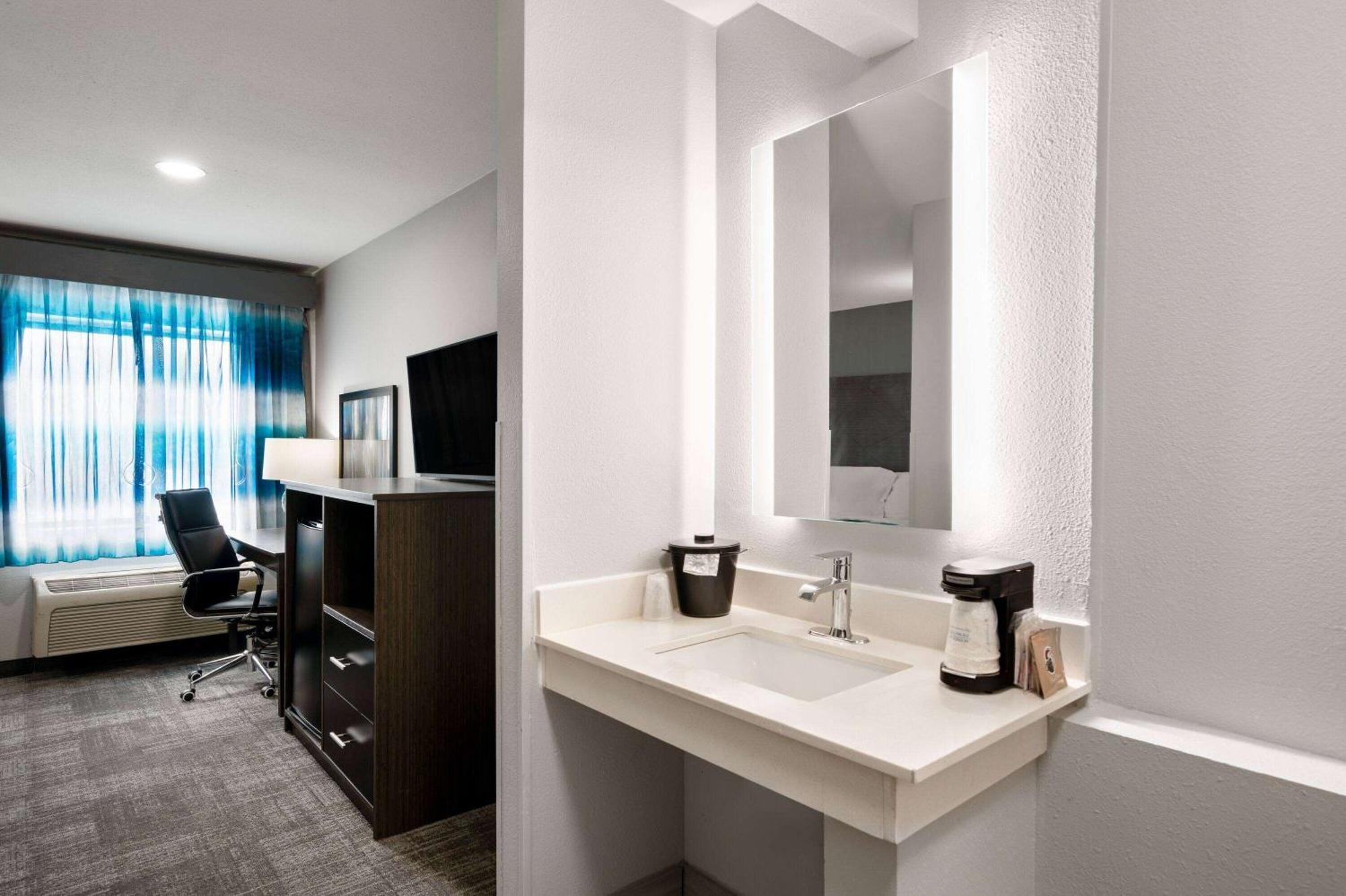 La Quinta Inn By Wyndham Indianapolis Airport Executive Dr Экстерьер фото
