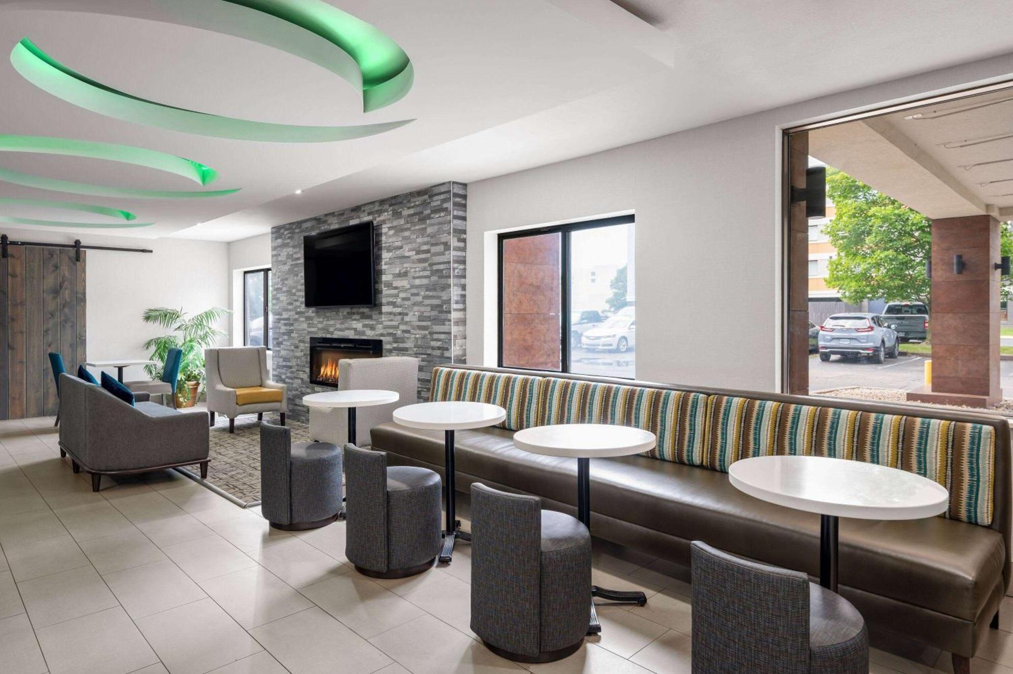 La Quinta Inn By Wyndham Indianapolis Airport Executive Dr Экстерьер фото